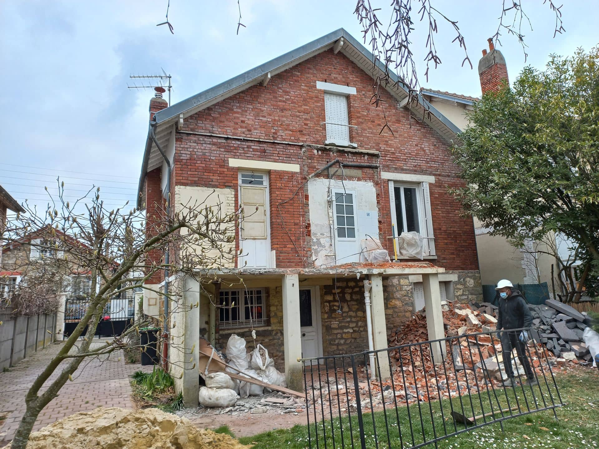 Démolition du perron arrière d’un pavillon en brique