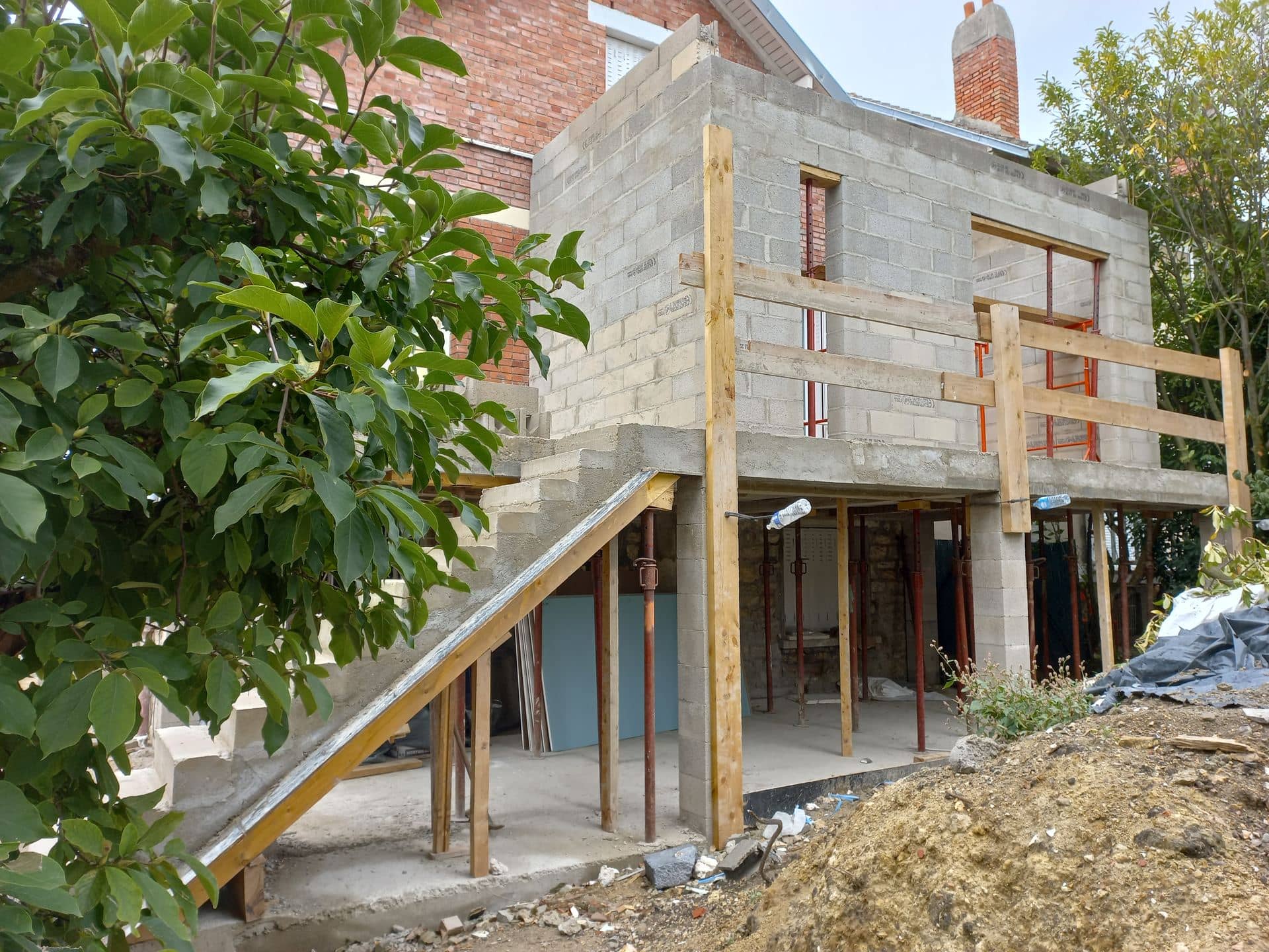 Coffrage de l’escalier extérieur et étais