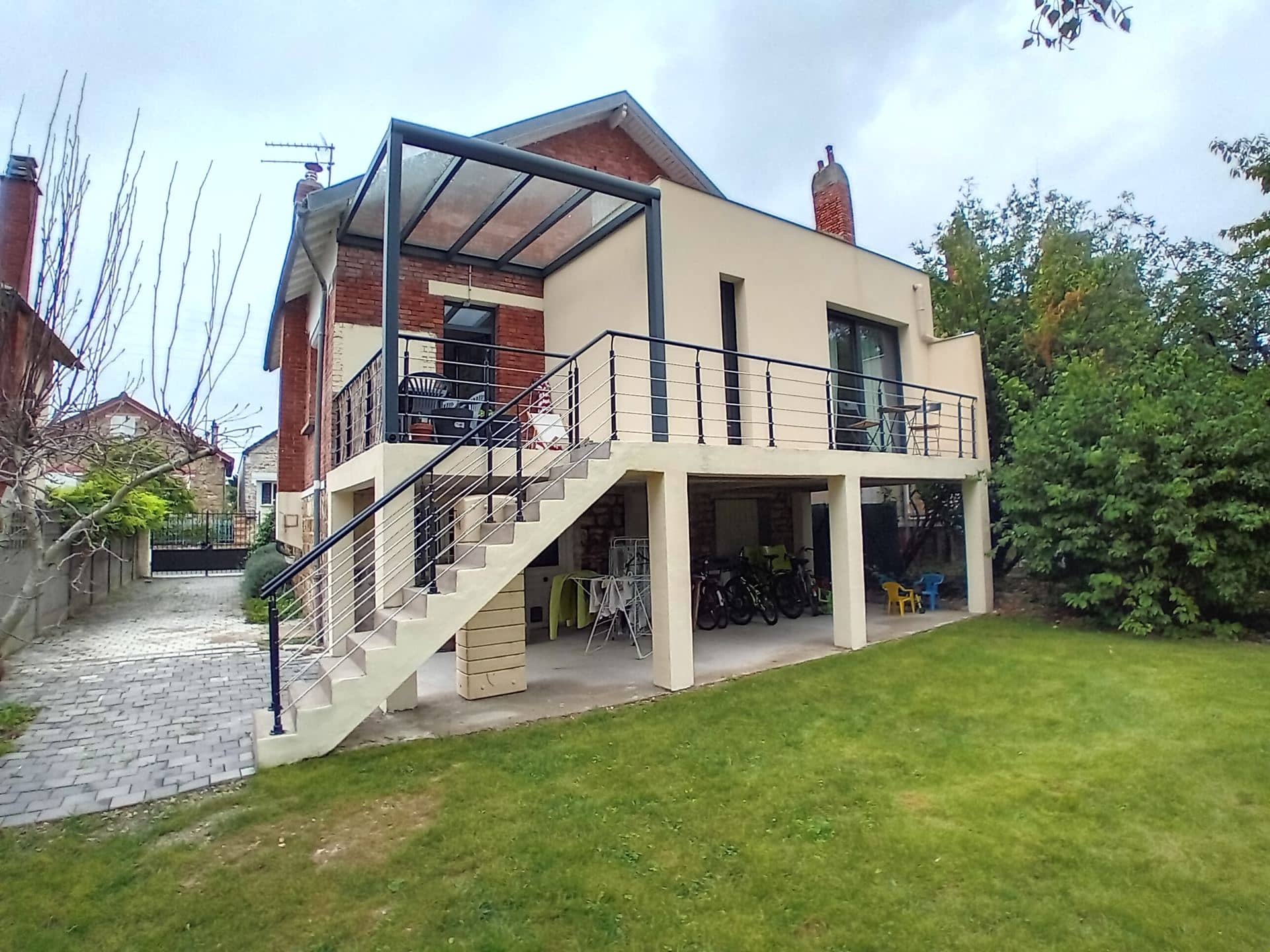 Extension enduite avec pergola et garde-corps