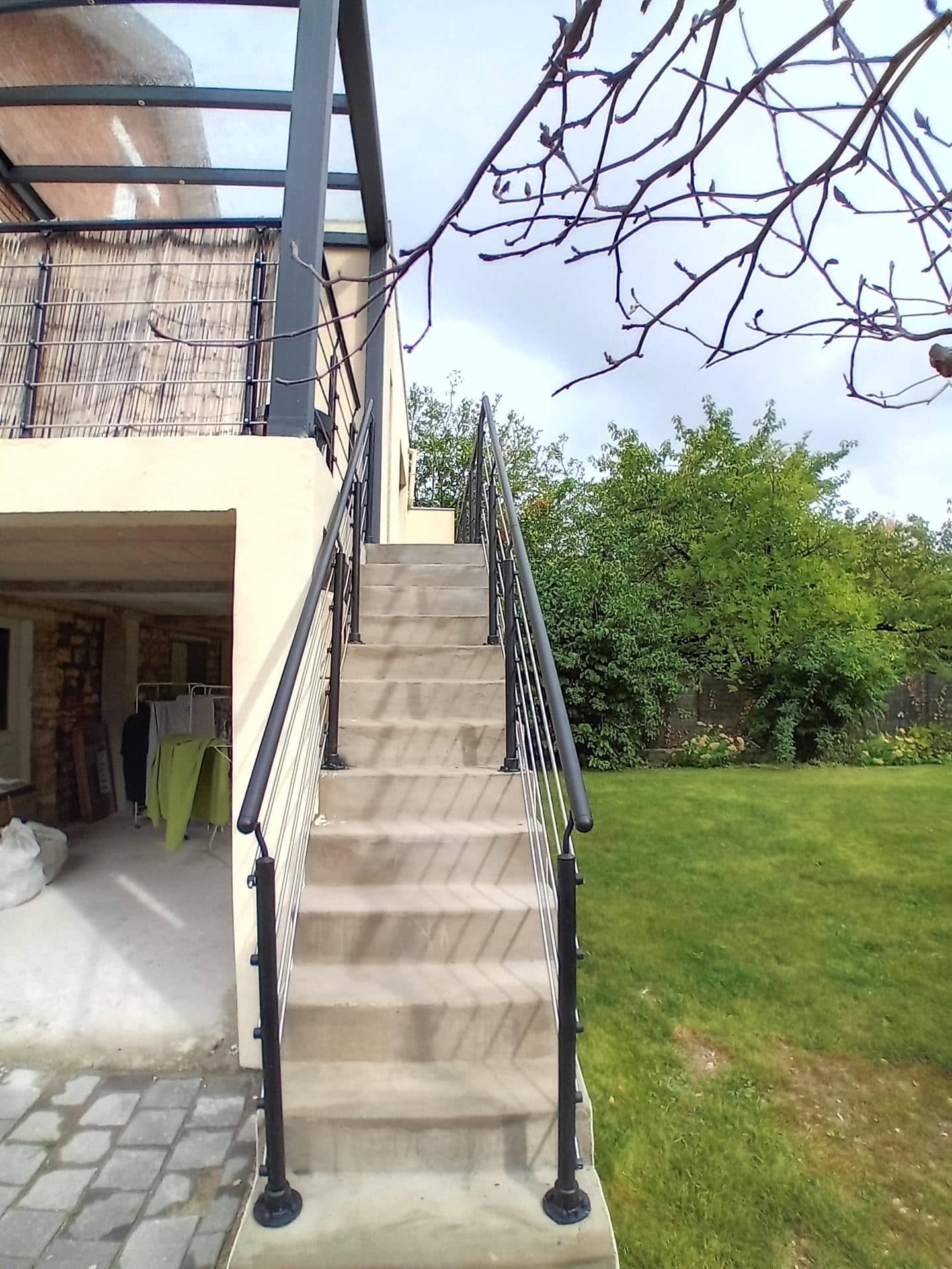 Escalier extérieur en béton avec garde-corps