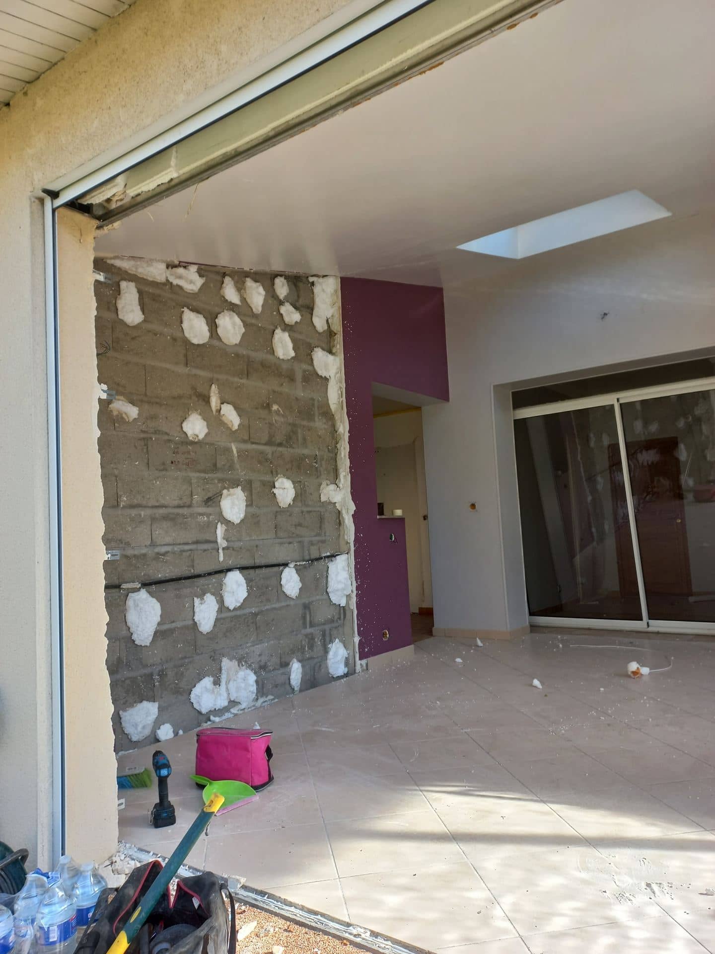 Mur en blocs avec plots de colle après dépose du doublage