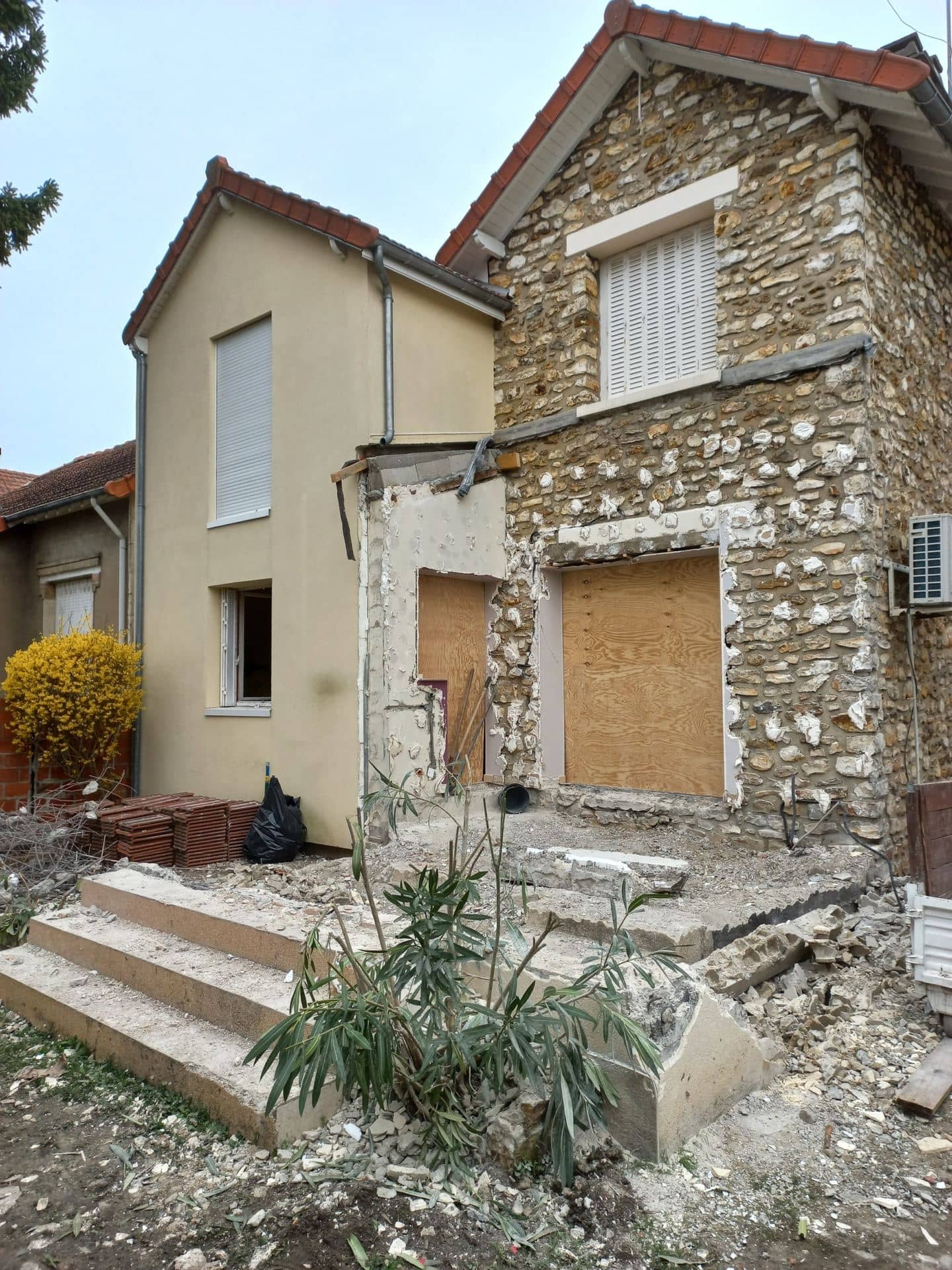 Maison en meulière après démolition de l’extension, baies protégées