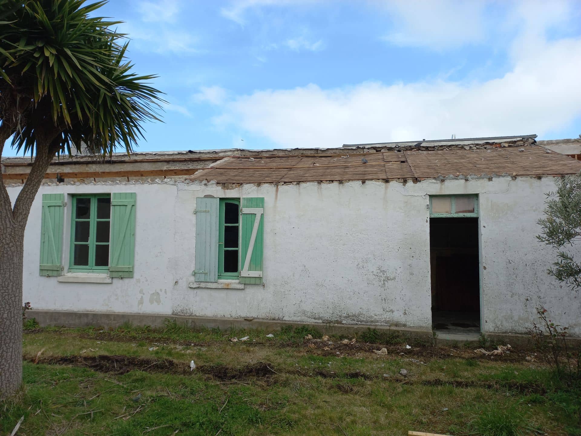 Annexe ancienne avant démolition, volets verts