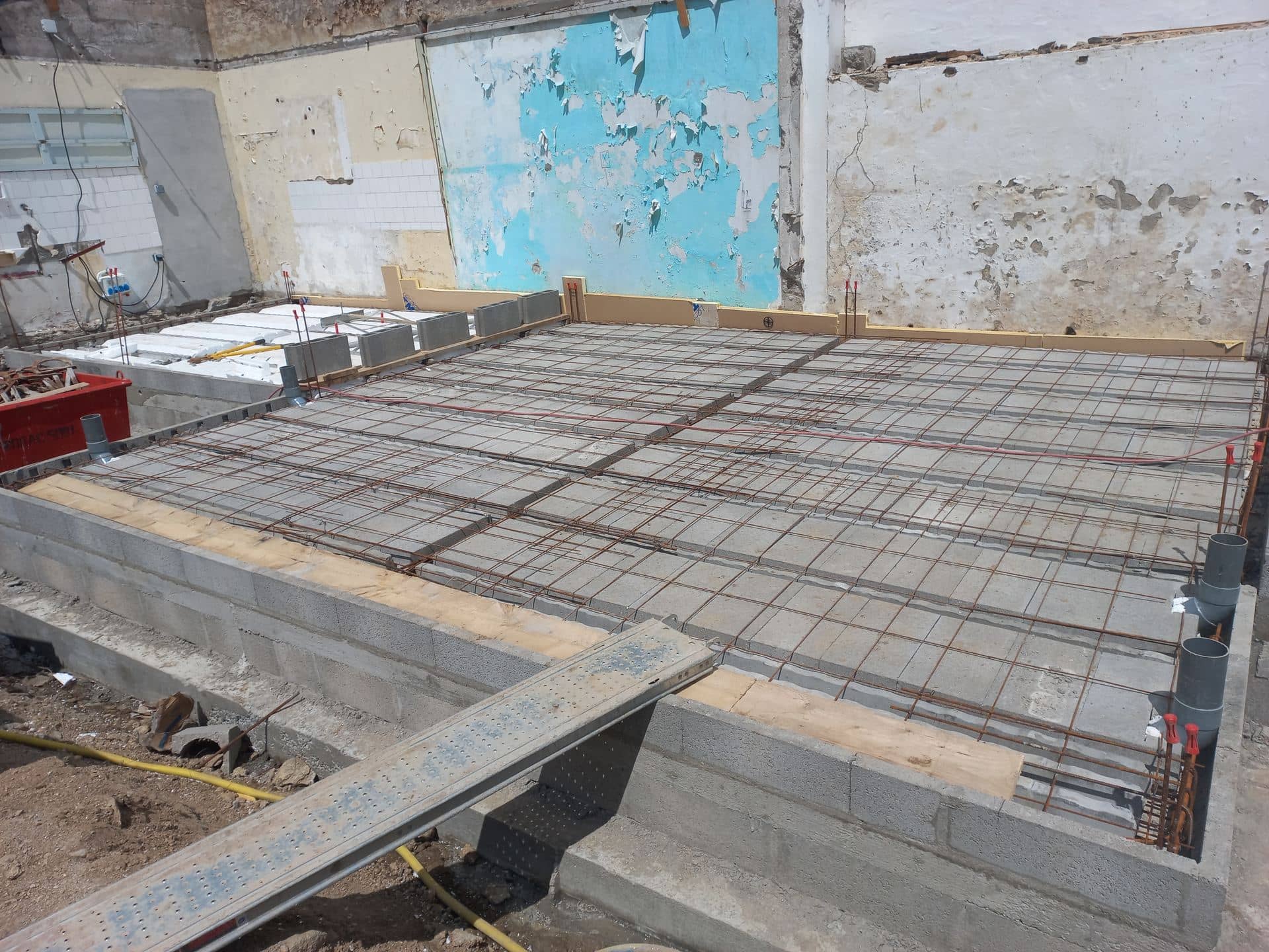 Plancher ferraillé sur soubassement en blocs