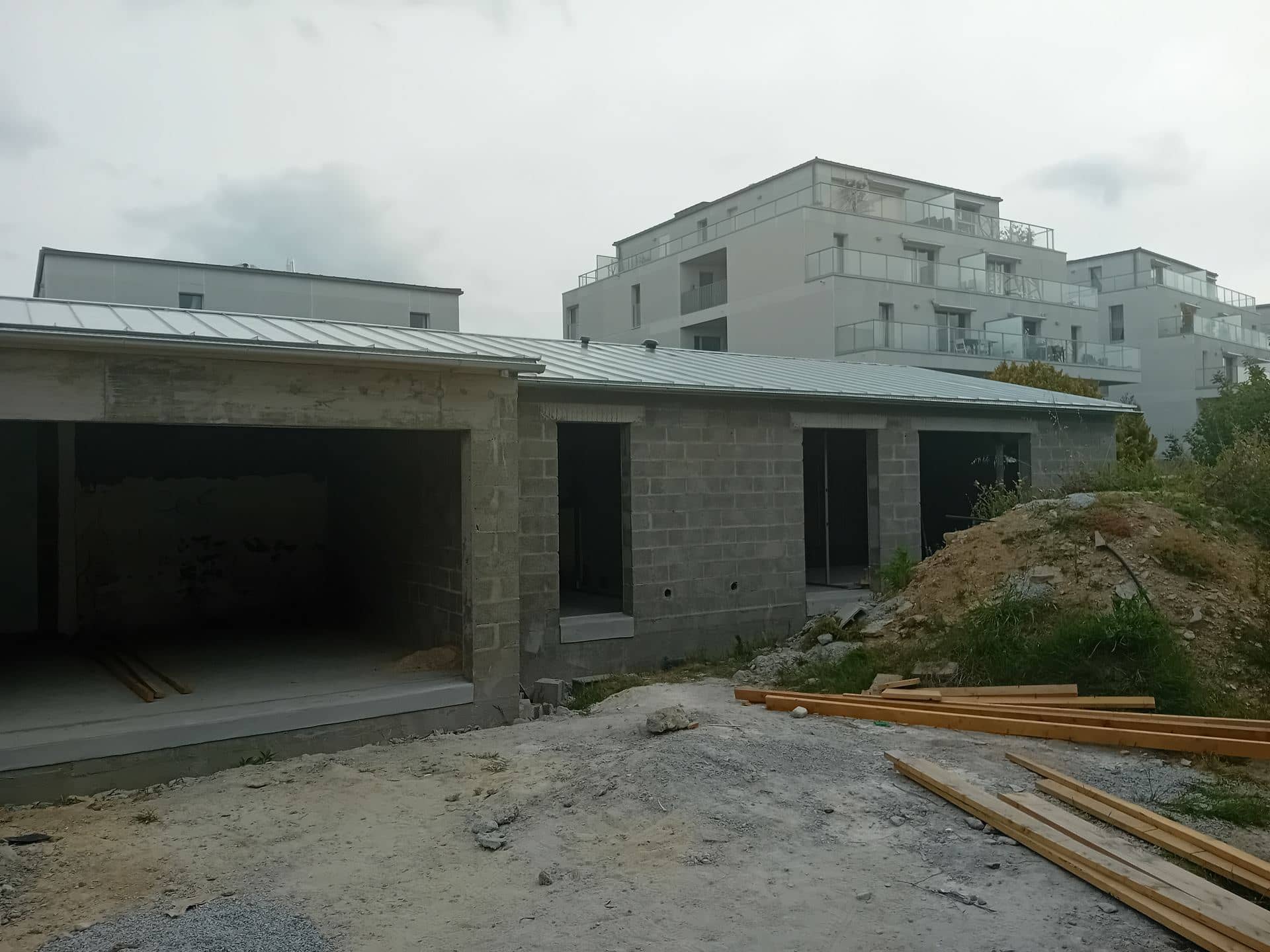 Extension hors d’eau, murs bruts en blocs