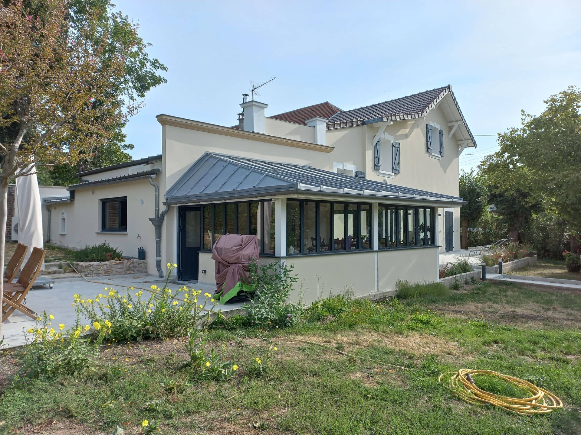 Extension vitrée vue de trois quarts avec la maison