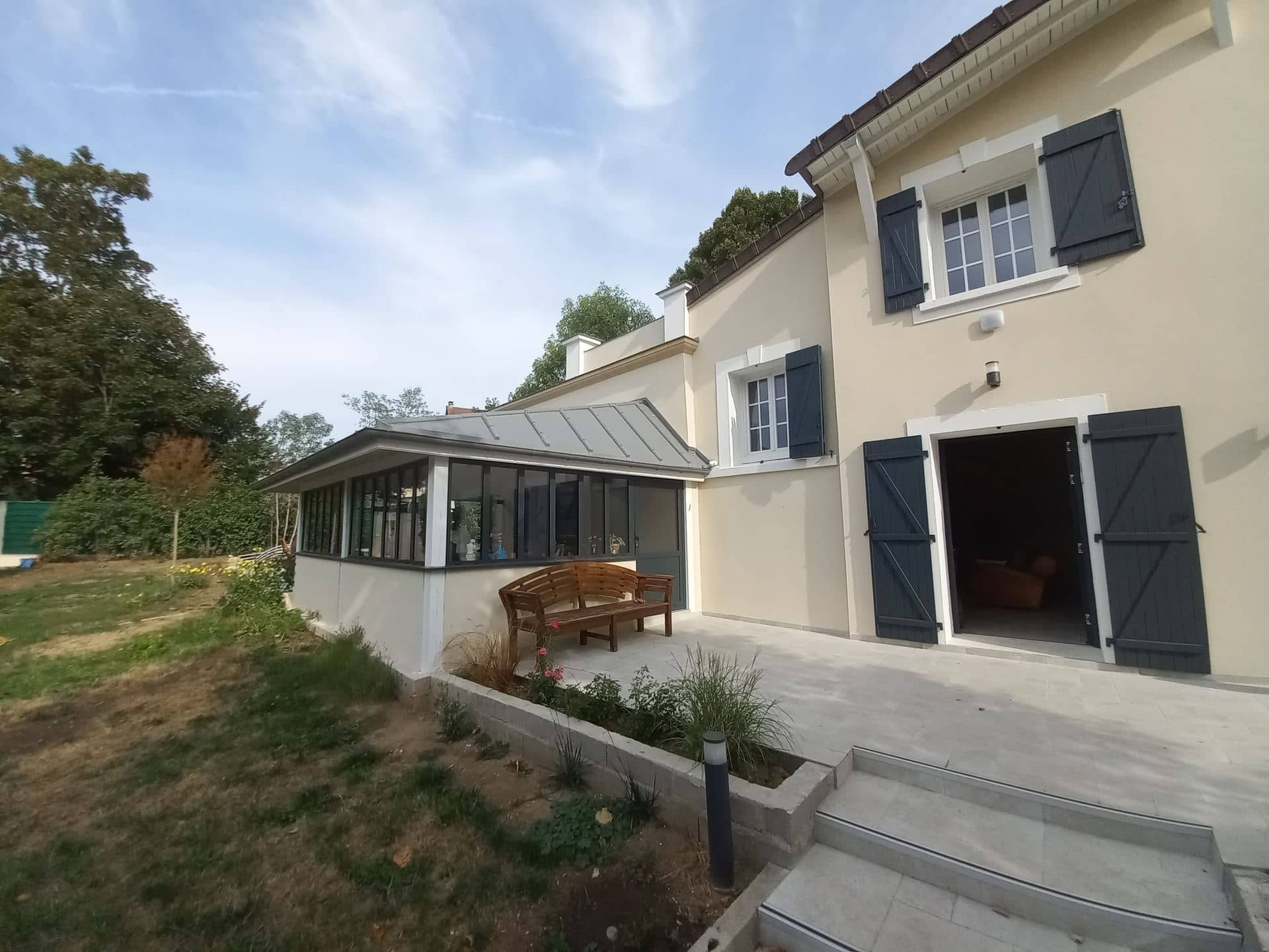 Terrasse et marches, muret en blocs en attente d’enduit