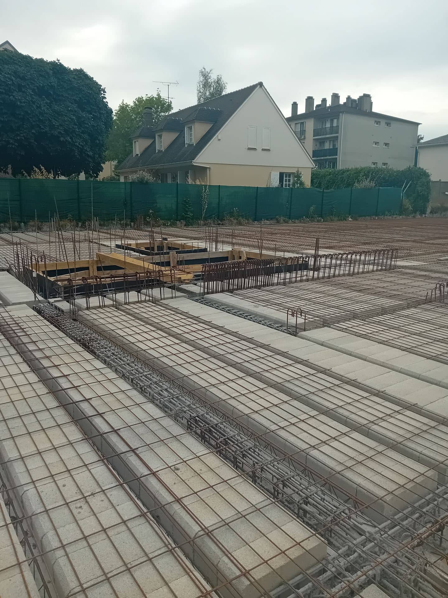 Plancher en éléments préfabriqués avec chaînages ferraillés