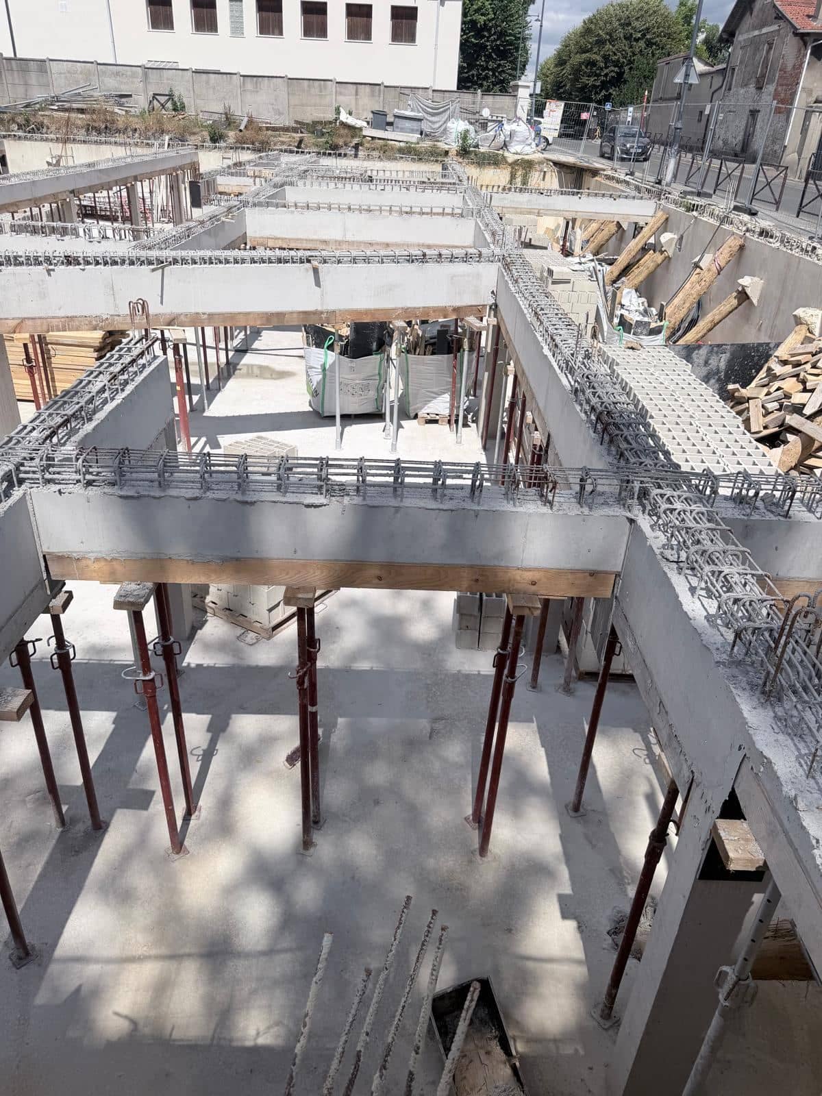 Poutres coffrées et étayées au-dessus d’un niveau en construction