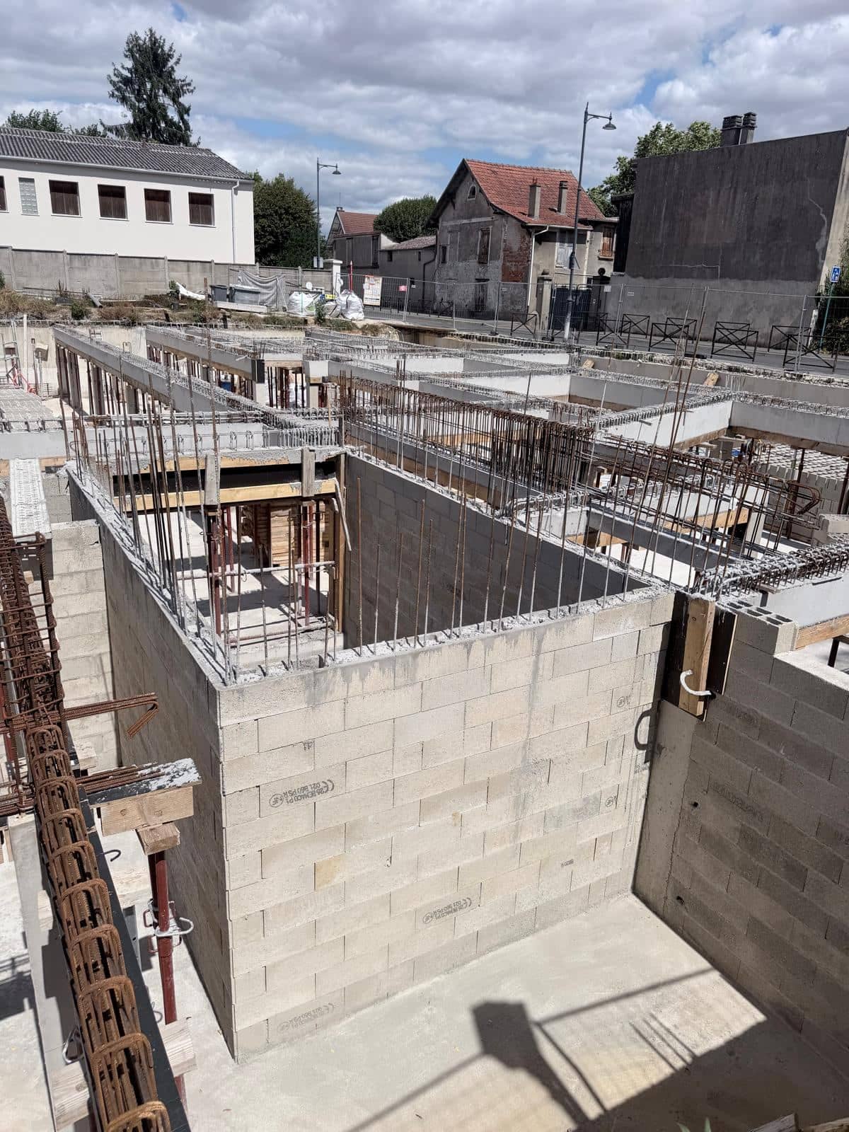 Murs en blocs béton et chaînages verticaux