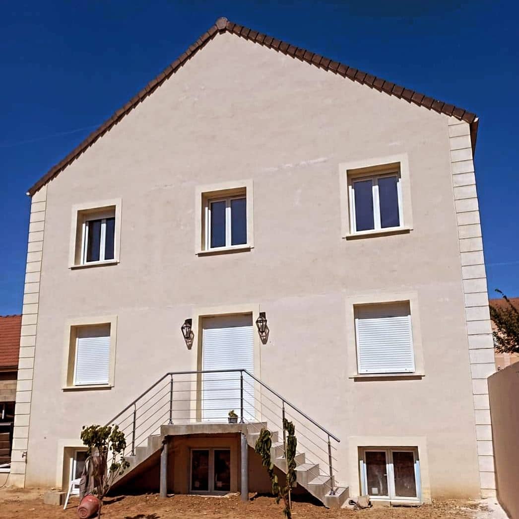 Façade de maison neuve, chaînes d’angle et escalier à double volée