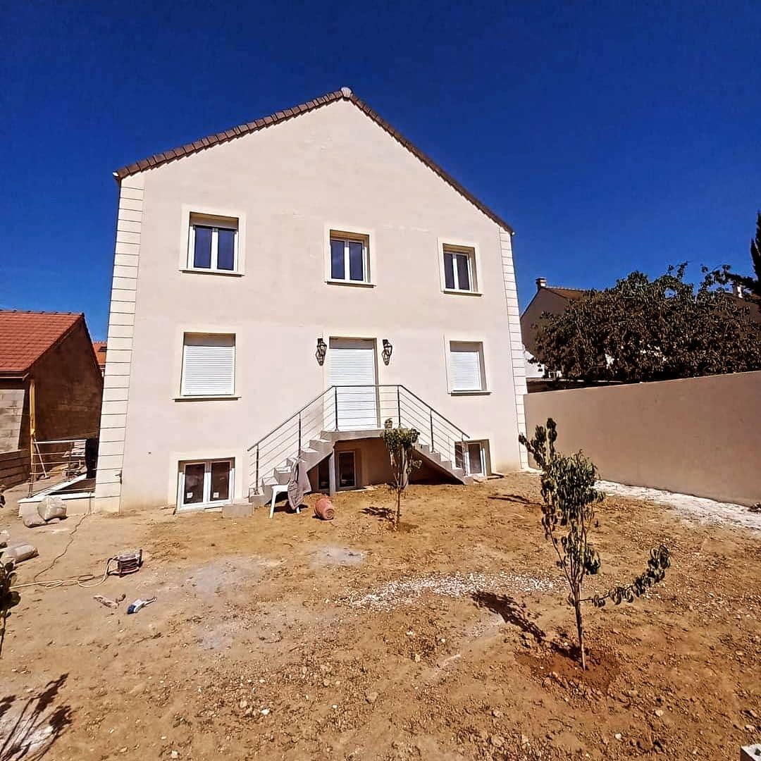 Maison neuve vue depuis le jardin en pente
