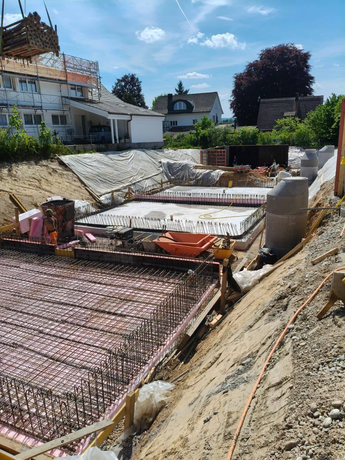 Vue d’ensemble du radier ferraillé dans la fouille
