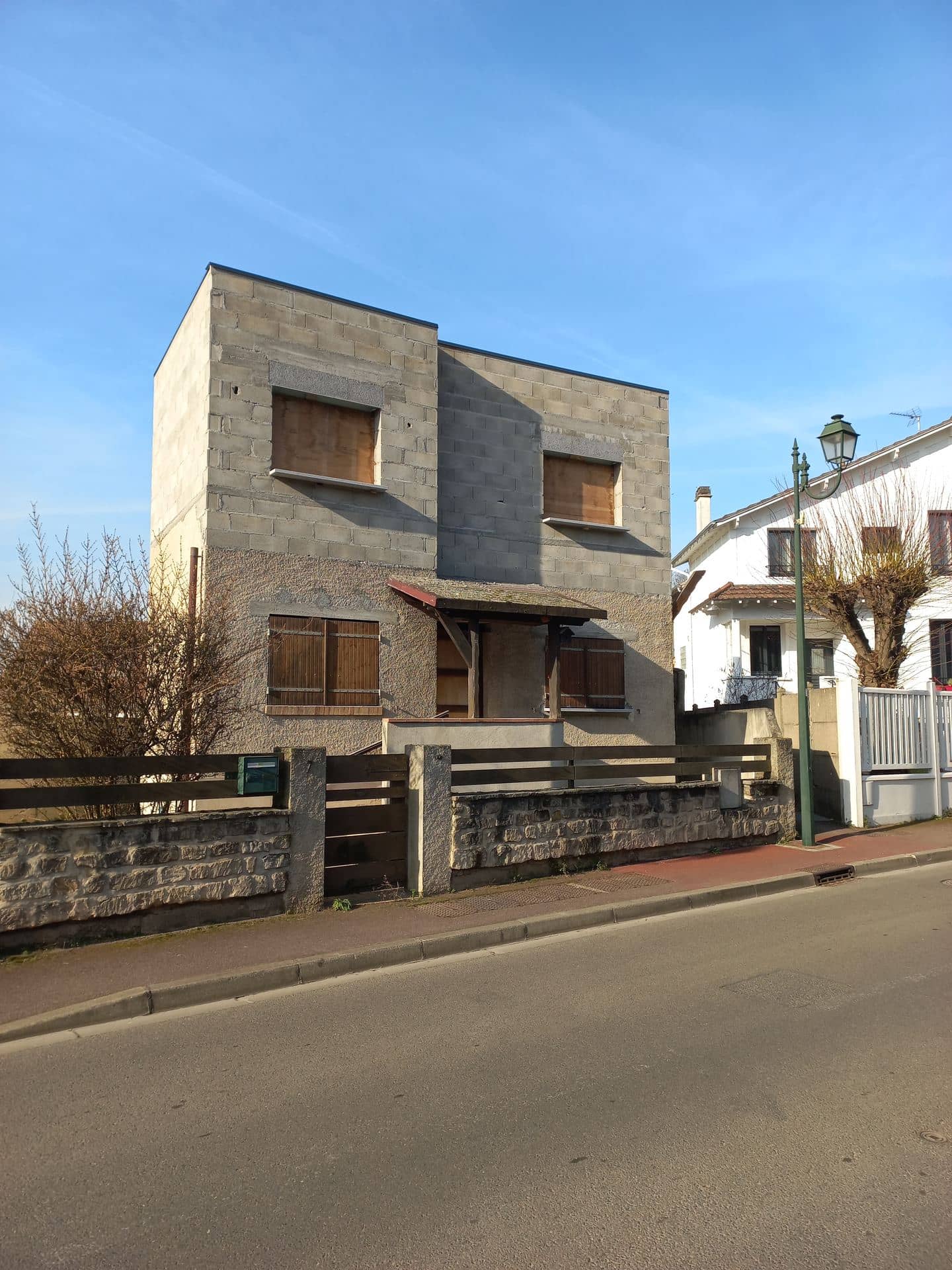 Maison cubique en parpaing brut avant travaux
