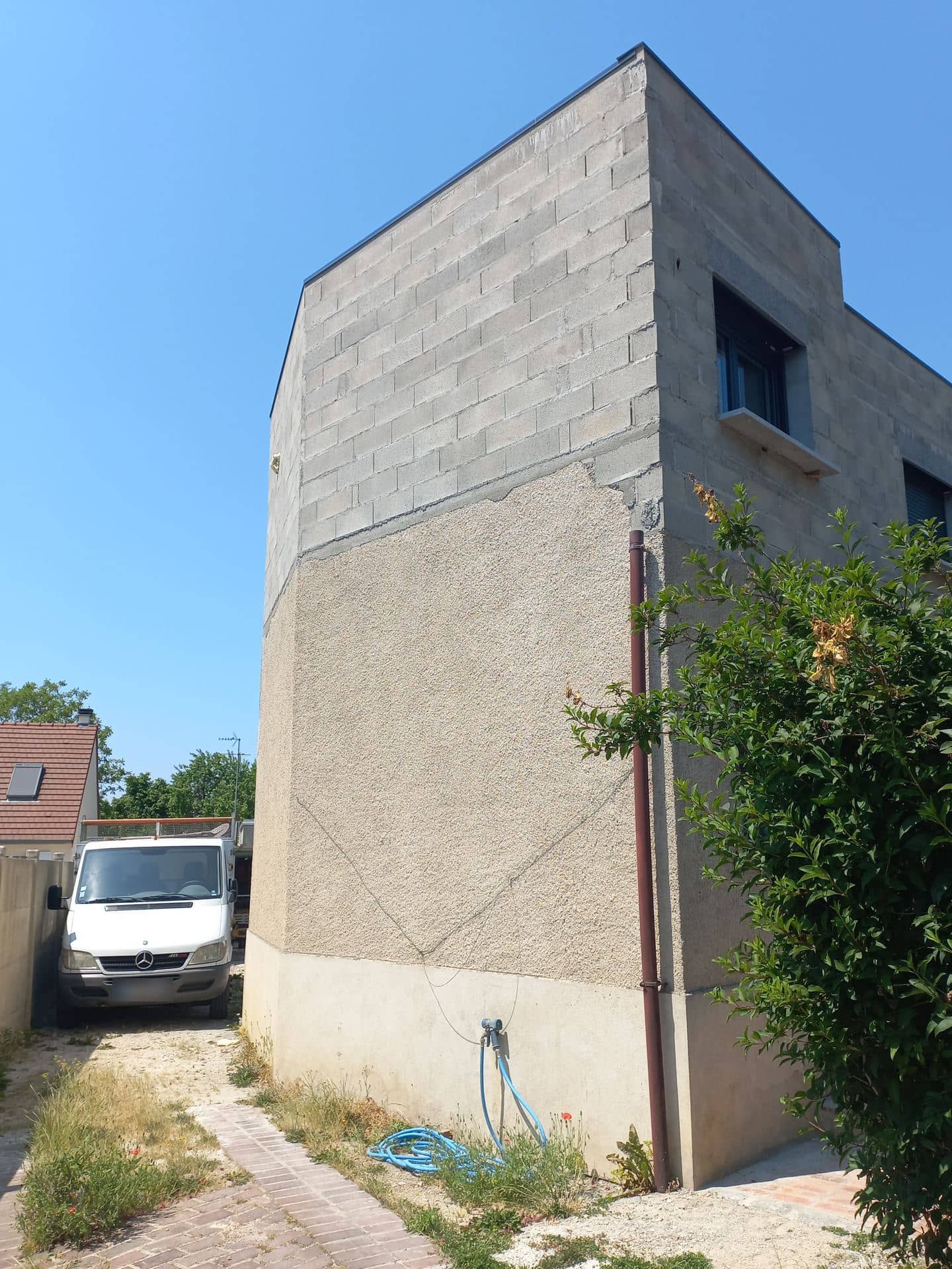 Pignon en blocs bruts au-dessus d’un enduit ancien