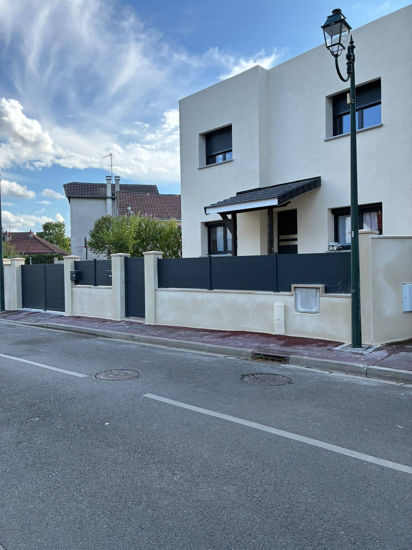 Façade sur rue terminée, clôture et portail