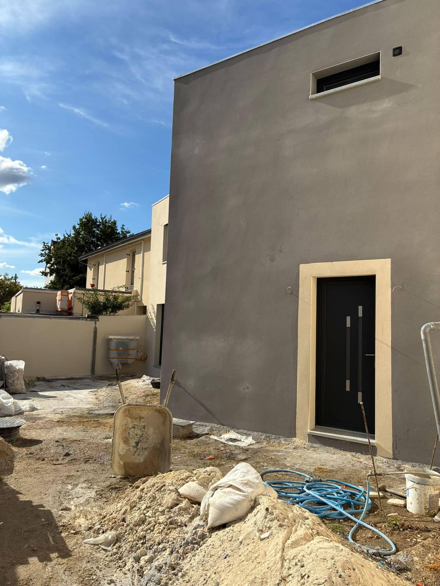 Volume gris avec porte d’entrée et encadrement