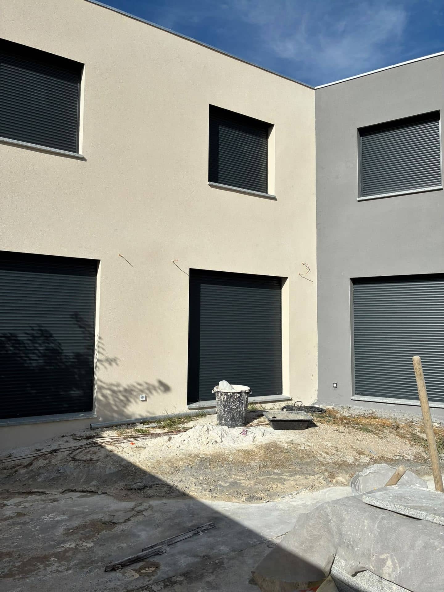 Cour entre les deux volumes enduits