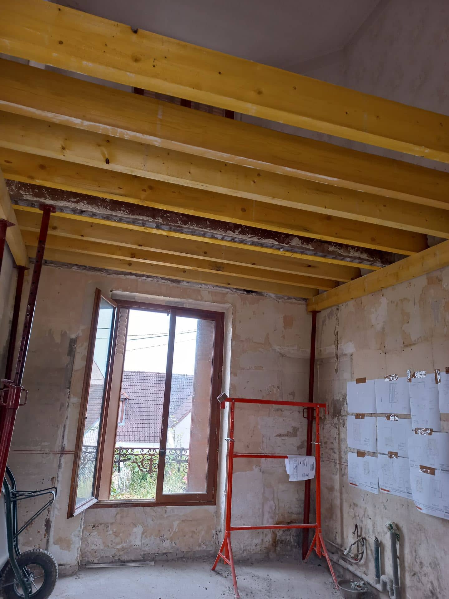 Plancher étayé par étais et bastaings