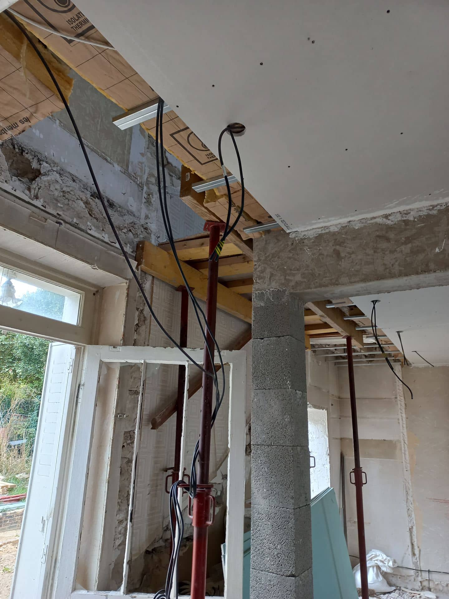Poteau maçonné et poutre en béton armé sous étaiement