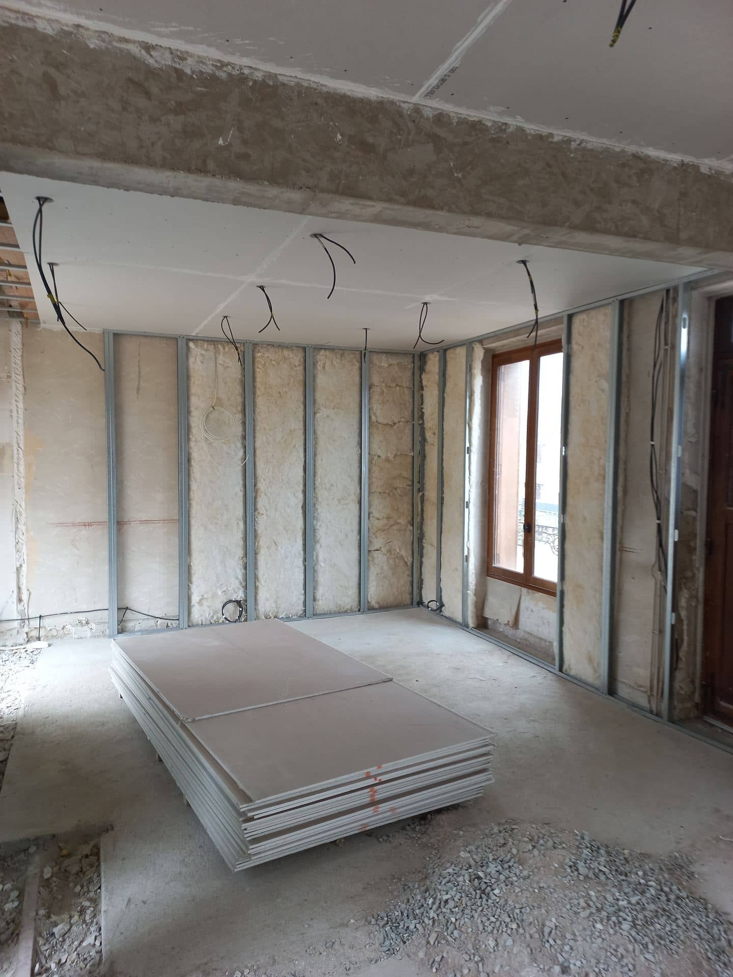 Pièce avec poutre béton et ossatures de doublage