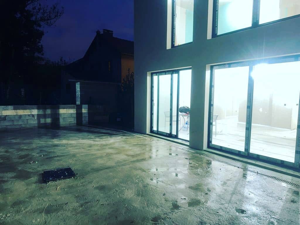 Dalle extérieure coulée devant les baies, de nuit