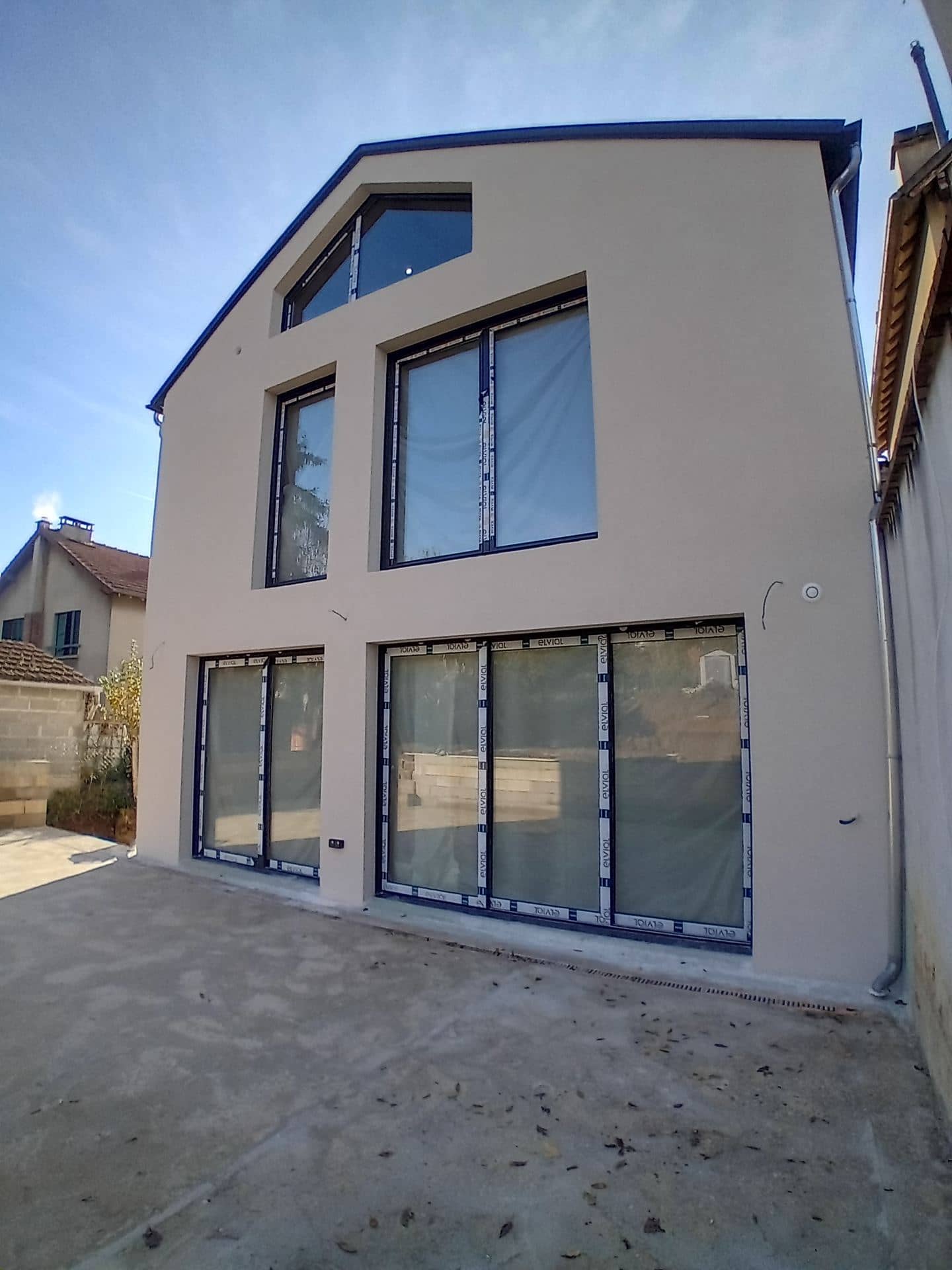 Façade sur jardin en plein jour