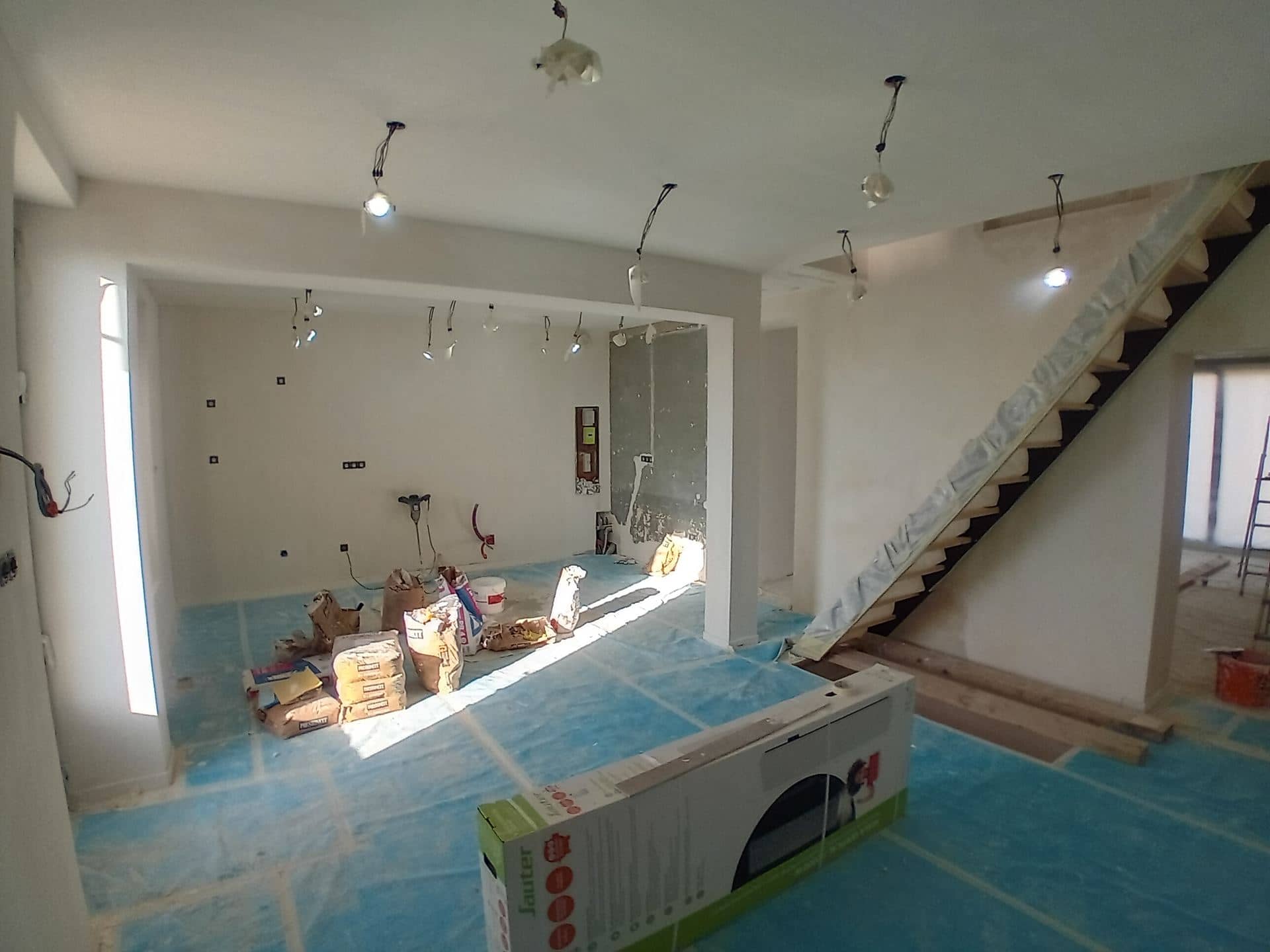 Rez-de-chaussée ouvert avec escalier