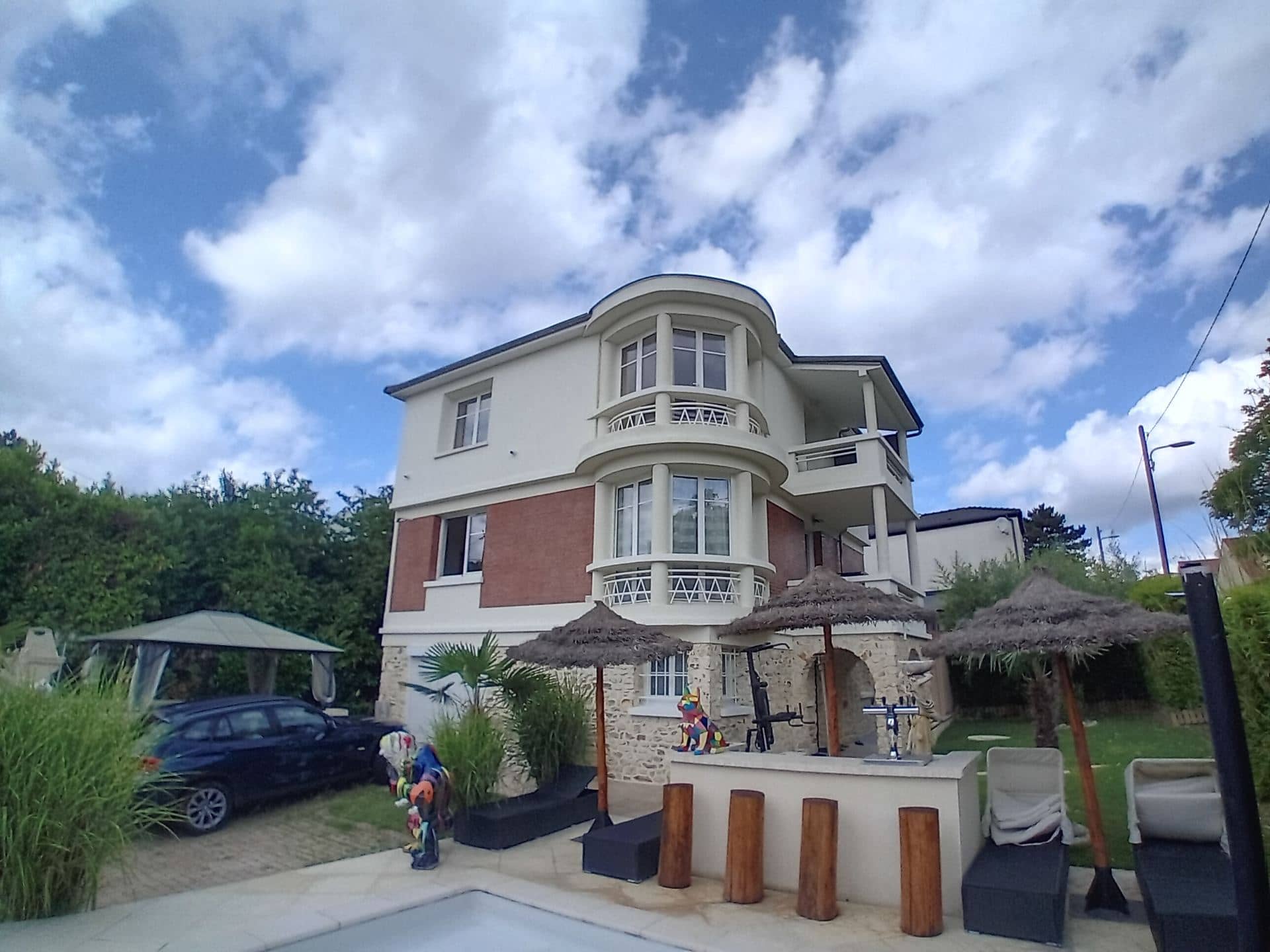 Maison surélevée vue depuis le jardin