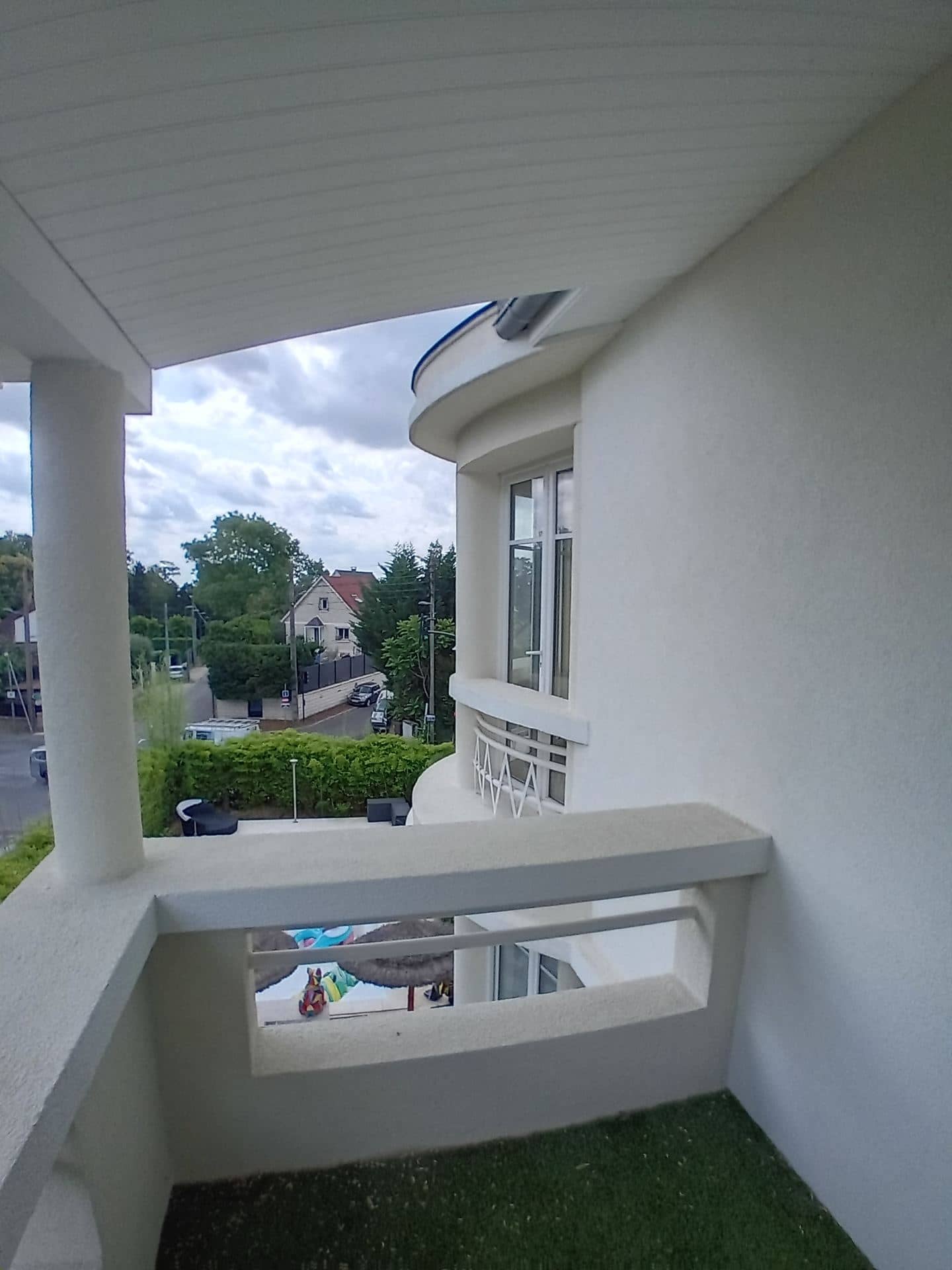 Balcon en béton enduit avec allège pleine