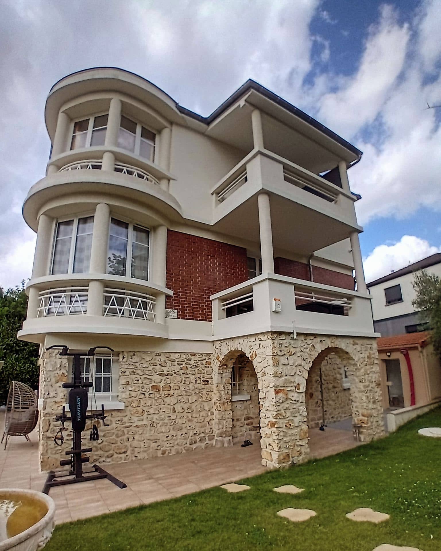 Angle de la maison surélevée
